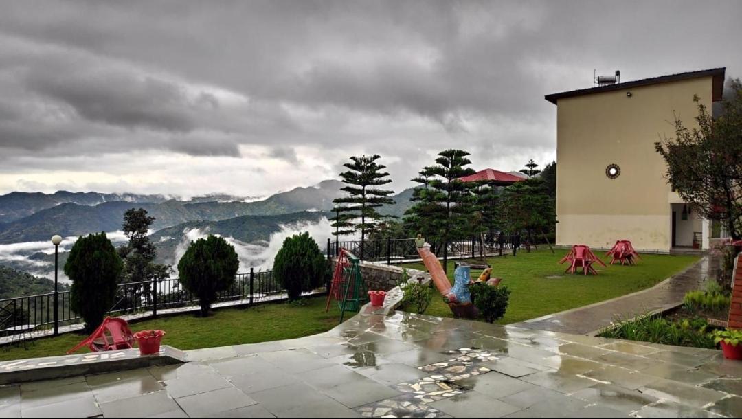 Mist n Meadows Resort Rājgarh Exterior foto